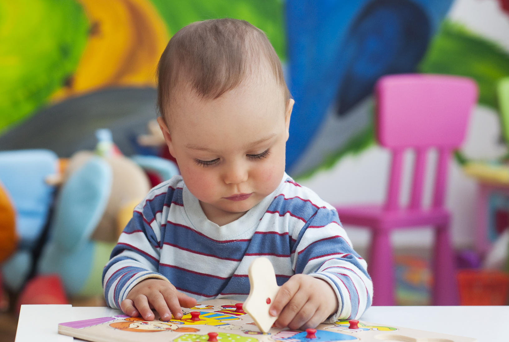 baby-doing-puzzle